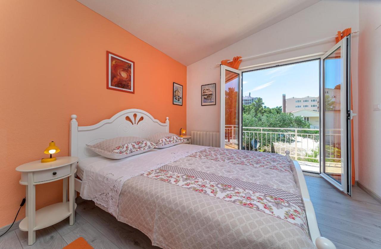 Apartments Villa Lilla Baska Voda Luaran gambar