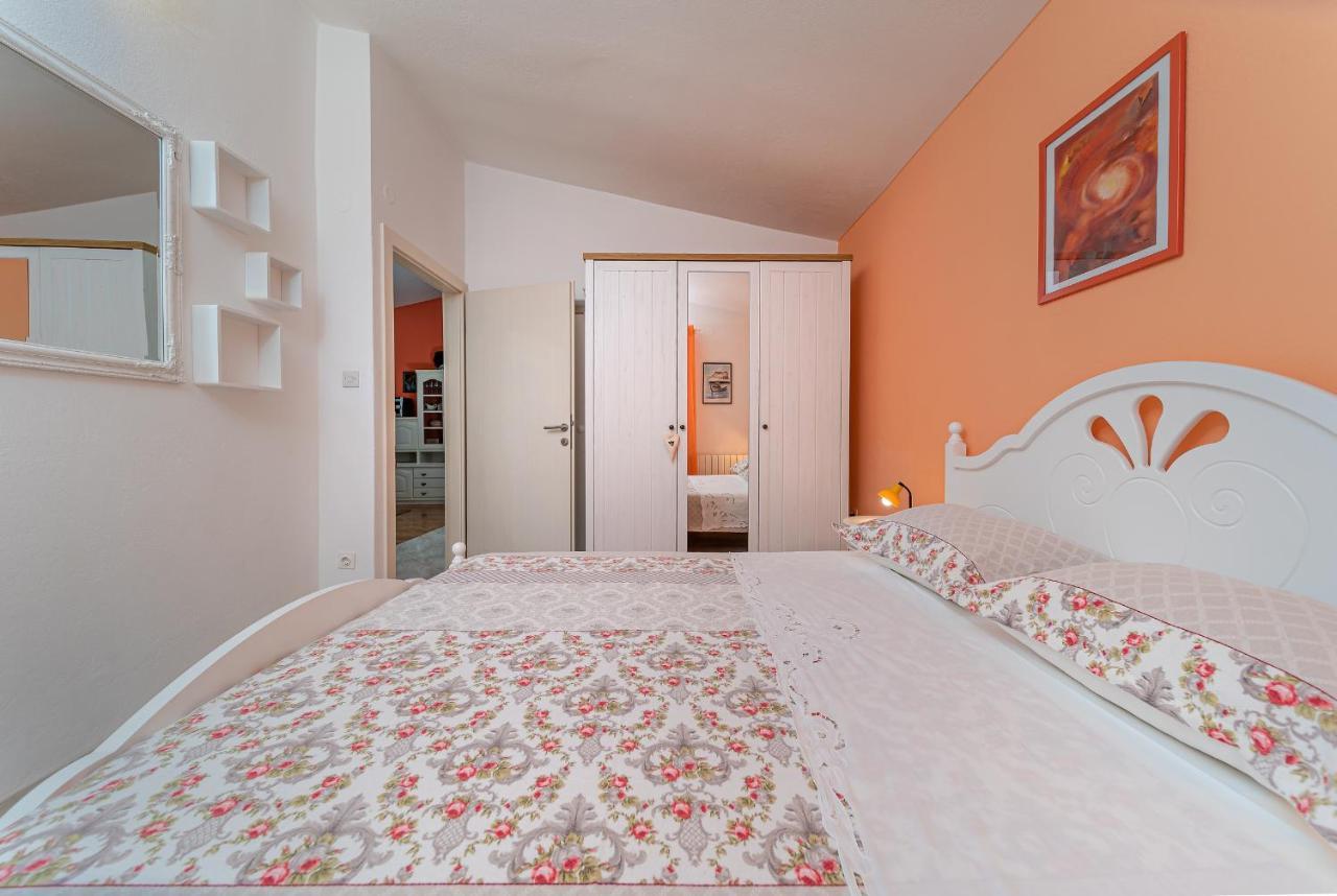 Apartments Villa Lilla Baska Voda Luaran gambar