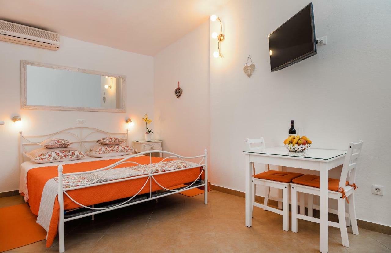 Apartments Villa Lilla Baska Voda Luaran gambar
