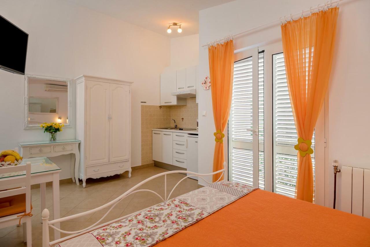 Apartments Villa Lilla Baska Voda Luaran gambar