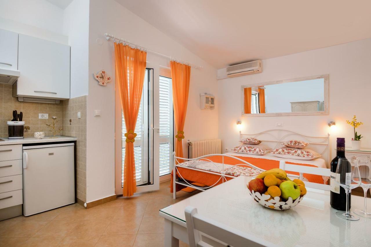 Apartments Villa Lilla Baska Voda Luaran gambar